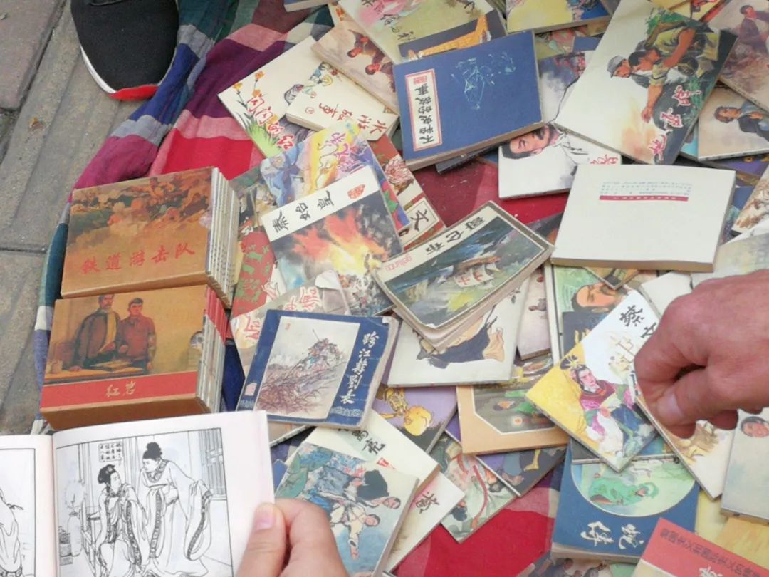 鹰城街头摆摊儿叫卖40年前的小人书,勾起童年回忆!但