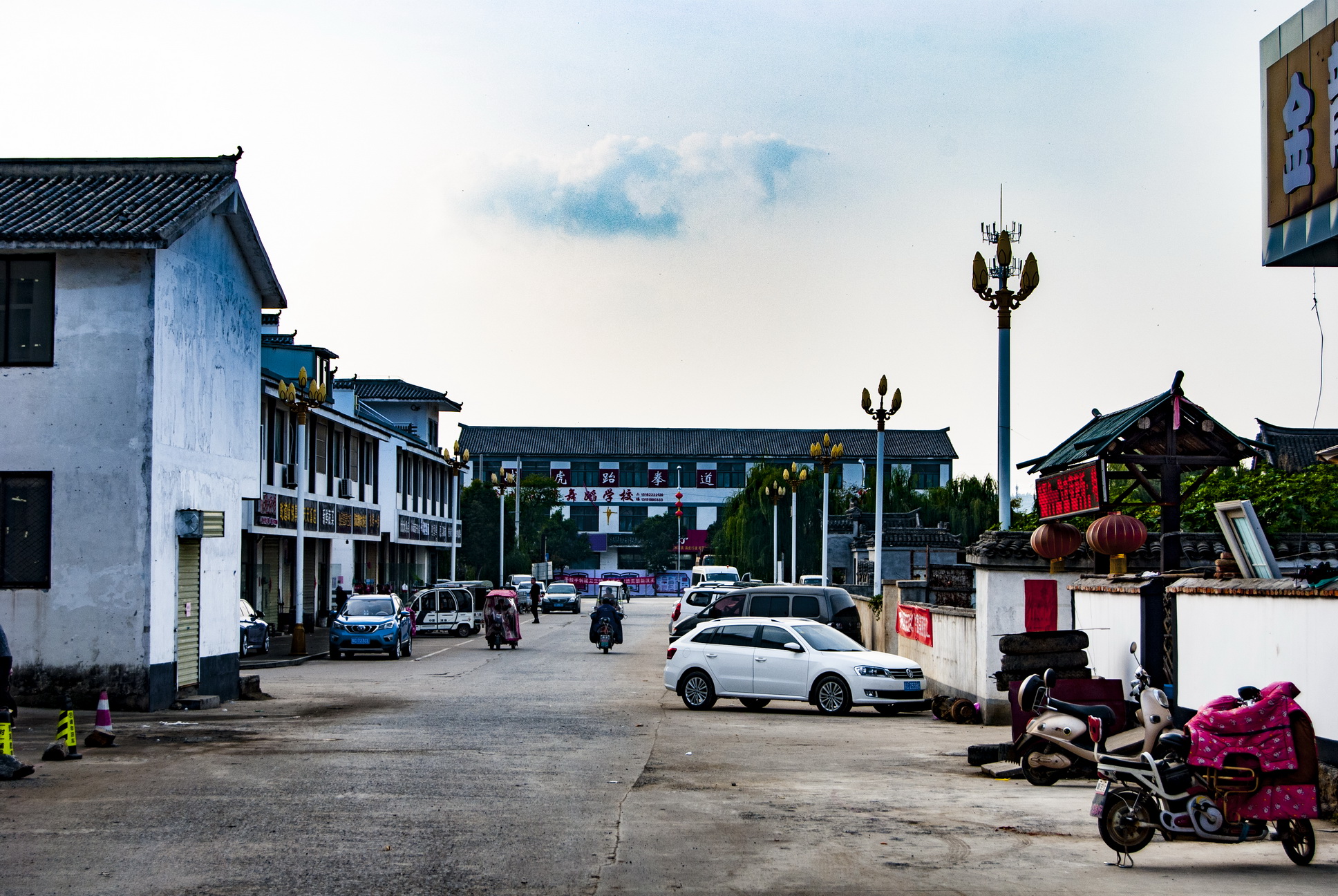 1/ 12 丁塘村位于汉王镇东南不到一公里的地方,随着汉王镇经济高速