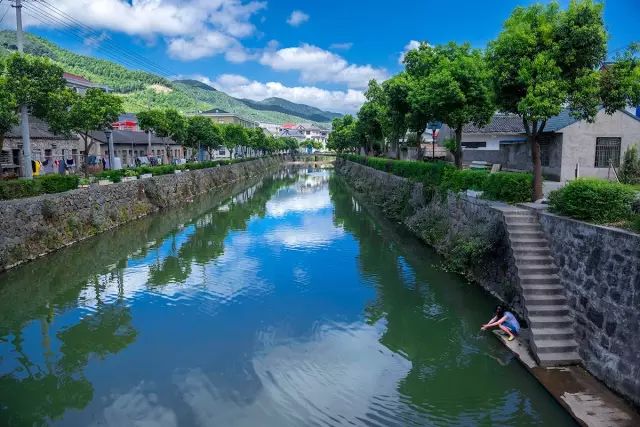 崭新的民居,整洁的道路,一派勃勃生机的新农村景象,前溪头村地处鄞东