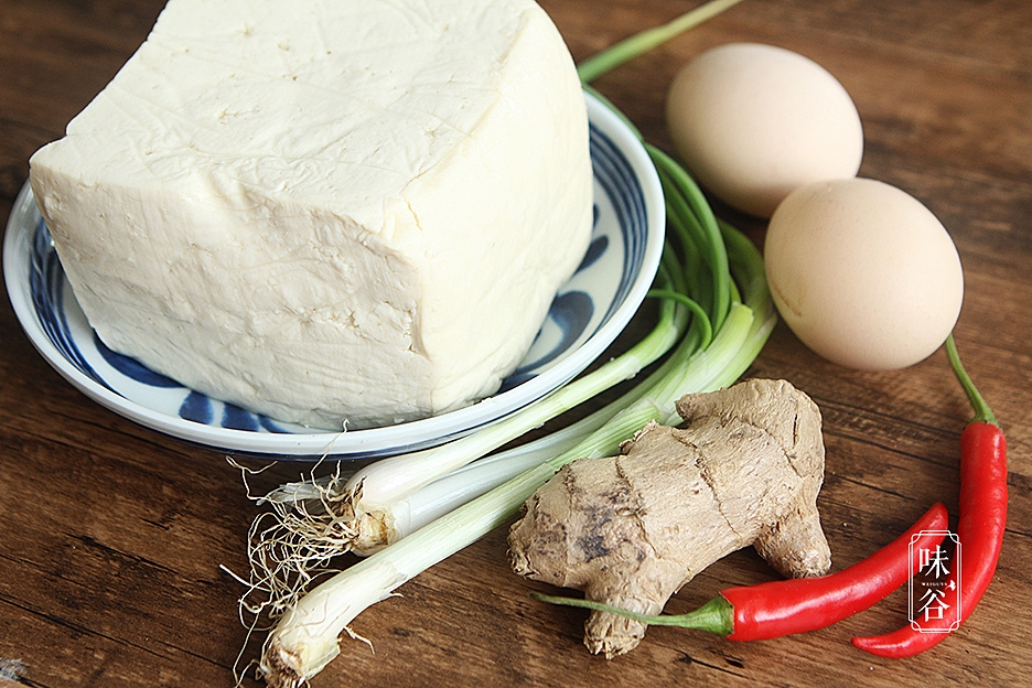 一塊豆腐加兩個雞蛋做成了經典魯菜比吃肉還下飯做法特簡單