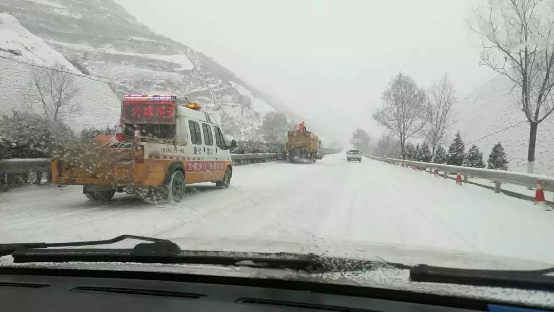 伏直公路积雪覆盖不具备安全通行条件