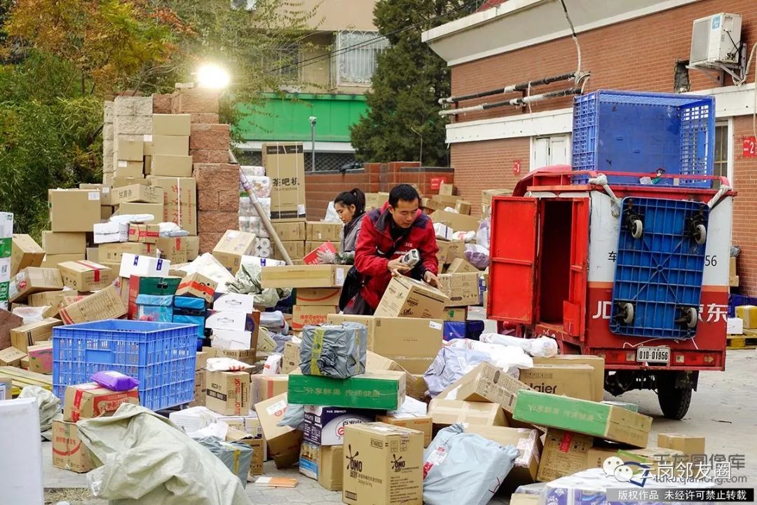 11月13日,双十一快递高峰到来,北京朝阳区春华路几家快递站货件堆积
