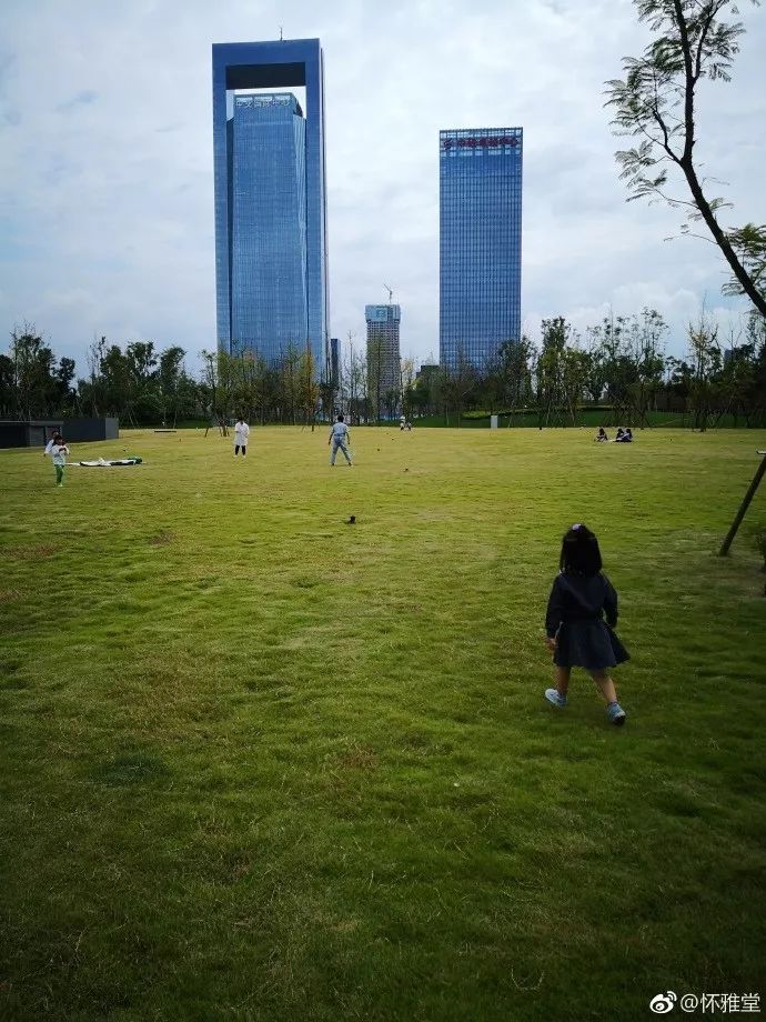 天府中央公園,作為天府新區門戶的大公園,相當於 18個天府廣場,也是