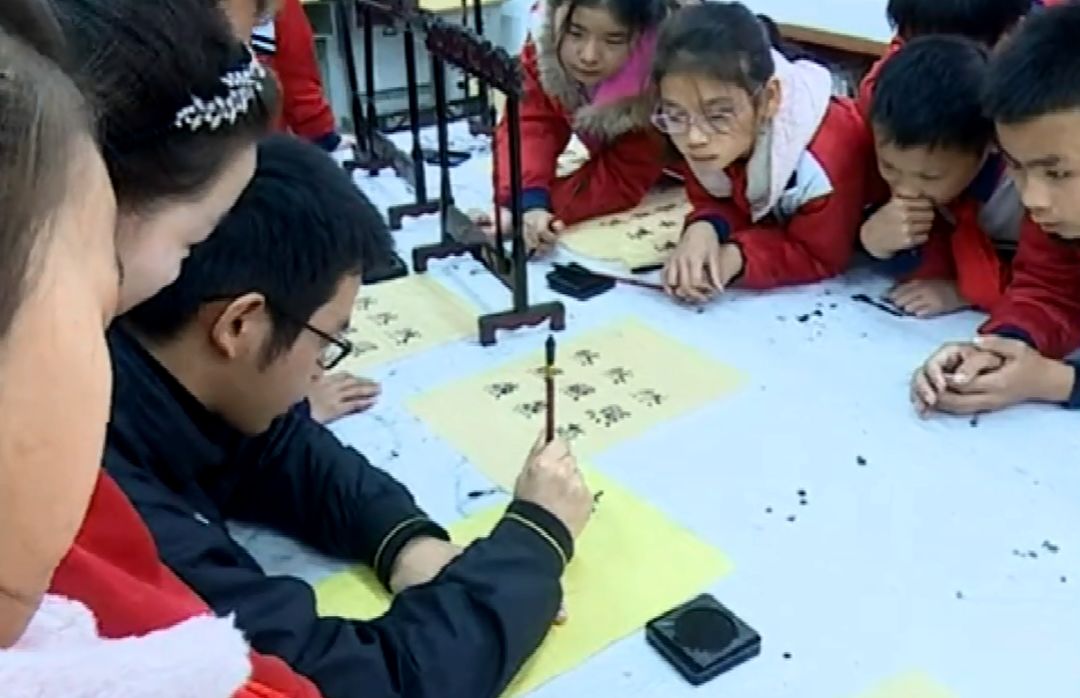 在课程中雷贤文还以软笔书法教学为突破点引导学生了解和学习中华传统