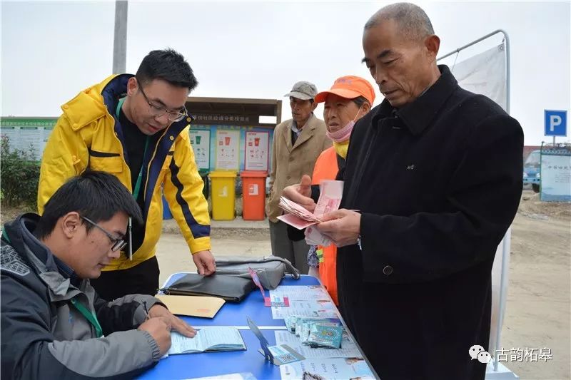 在西街社區程曉燕家中,合肥新奧燃氣公司的工作人員正在調試燃氣設施