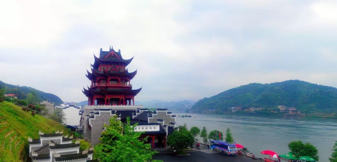 的省級雪峰湖地質公園和保護完好的文武廟建築群,陶澍陵園等文化遺存