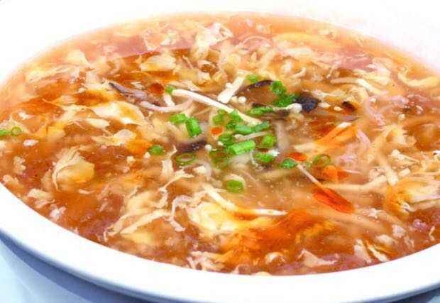 酸辣汤是一道开胃汤,可以以炸过的猪皮或是鱿鱼为主要食材