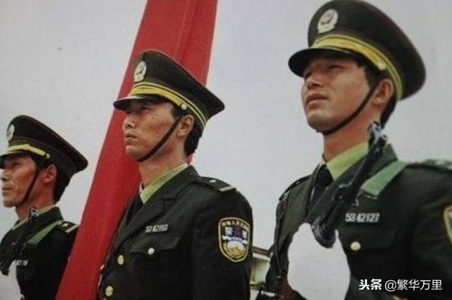 中國警察的警服,長期都是軍綠色,為何又換成了藏青色?_軍服