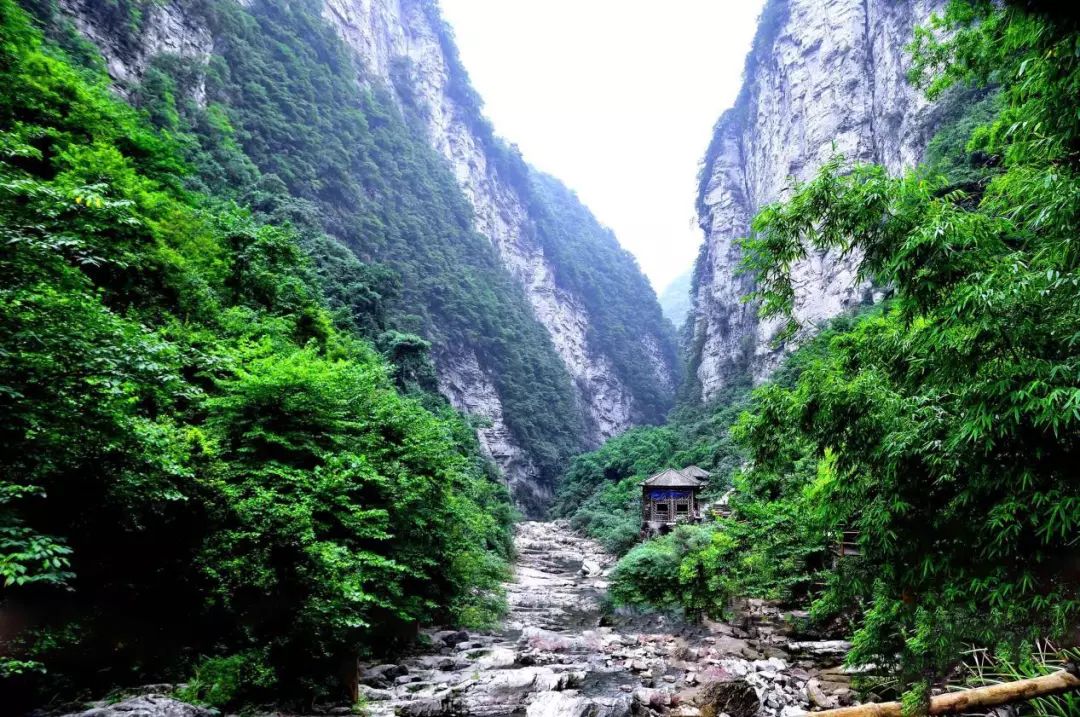 金刀峽位於重慶市北碚區金刀峽鎮,華鎣山西南麓,海拔880米.