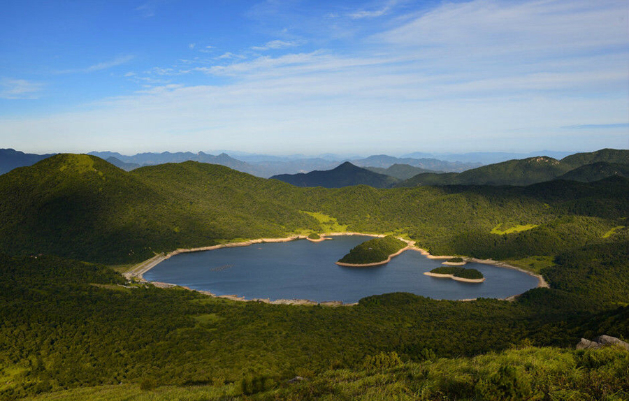 可谓神池浩渺,天镜浮空湖水清冽幽蓝,水天一色,山峦缓伏是目前江南