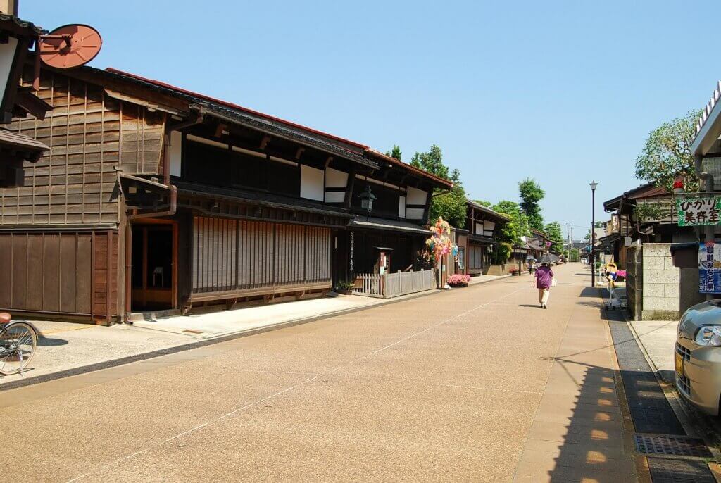 日本北陸旅遊攻略:富山縣巖瀨地區的古街,穿越時光帶著日本酒微醺逛街