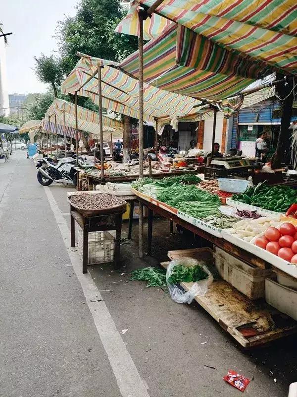 这条隐匿在榕树街的老菜市场有着内江最市井的一面