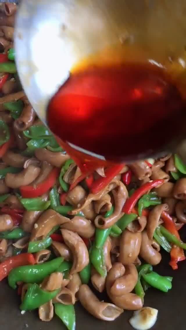 尖椒炒猪小肠,儿时惦记的美食,辣味越重吃得越过瘾,无辣不欢嘛