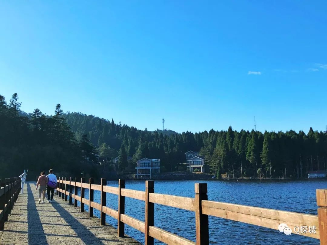 如果想觀日出,可居住在月亮湖旁的夢月山莊推窗即是湖光景色,400元起