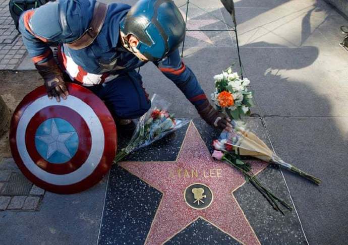 漫威之父斯坦李低調下葬 「美國隊長」為其獻花悼念 娛樂 第4張