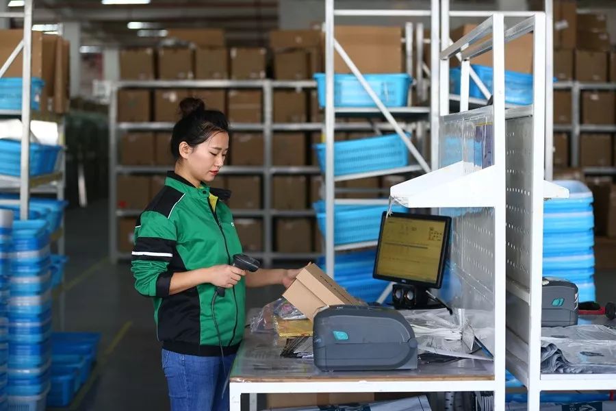 广东女子职业技术学院的学生,在验货包装岗位上遇到异常,仓库管理员