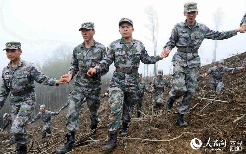 直擊中越邊境掃雷現場 官兵手牽手趟過雷場移交百姓_雲南