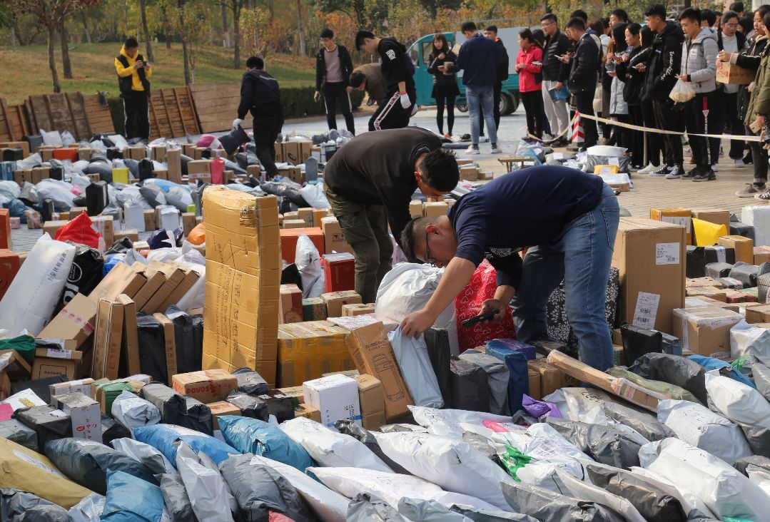 滨州一大学校园内快件堆满地!_快递