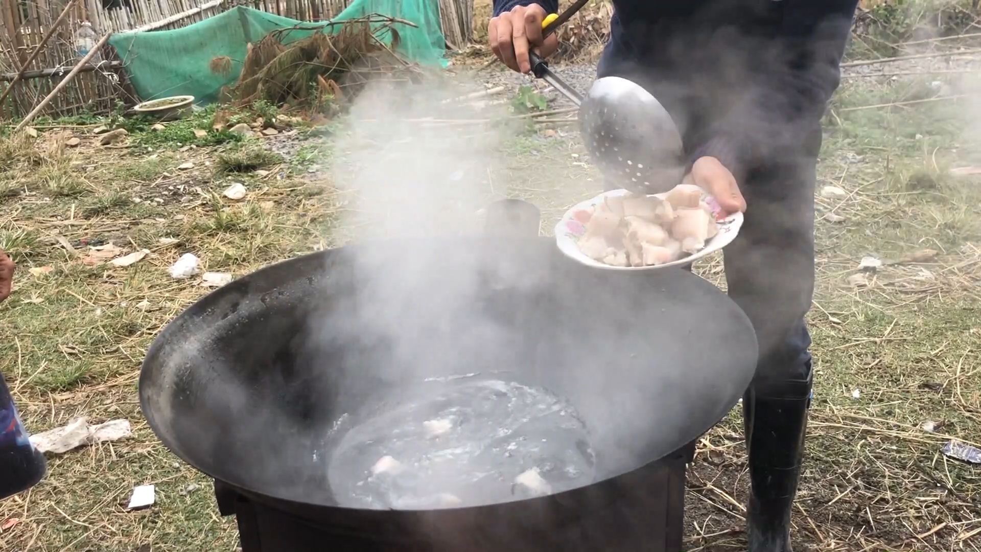 農村大鍋紅燒肉不用水來燉看了自己在家試一試