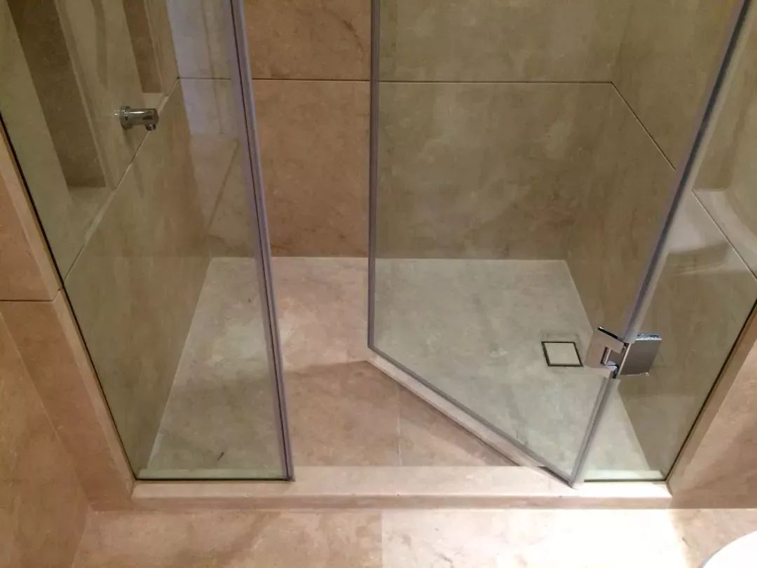 淋浴房玻璃顶面嵌槽:原方案玻璃与顶面收口与维修面临的问题:(1)