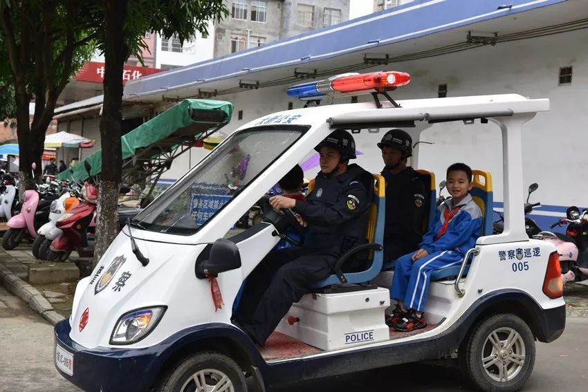 坐上警车和警察蜀黍一起巡逻大新县青少年警校旨在搭建青少年爱国教育