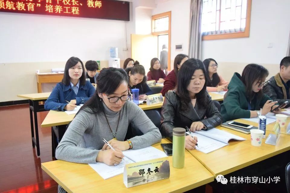 她緊跟時代步伐,在教書育人的實踐中不斷思索探究,鑽研進取, 是科研型