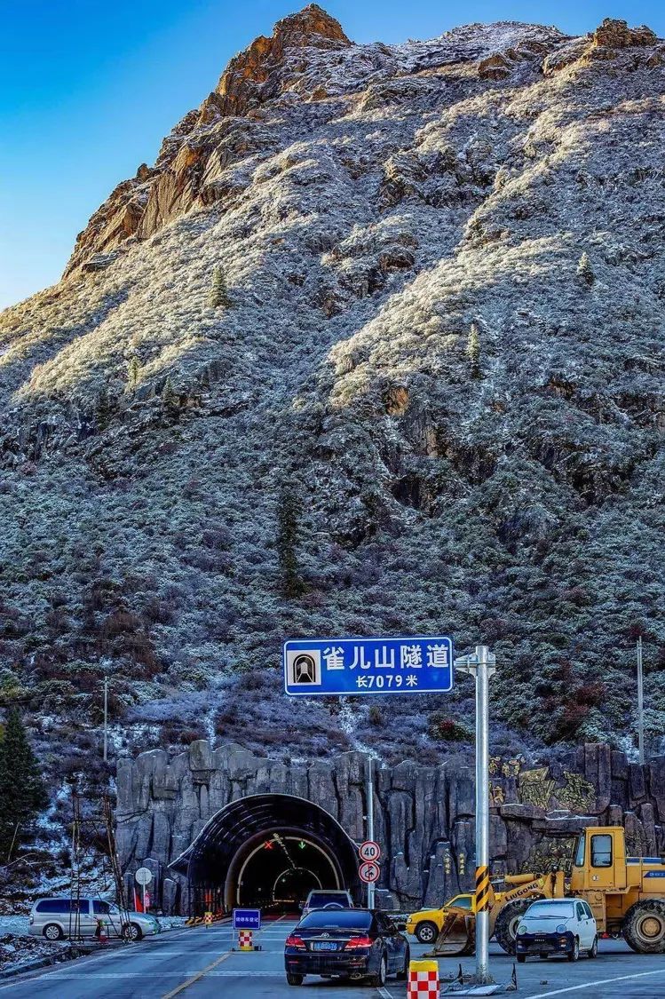 冈仁波齐峰的时光隧道图片