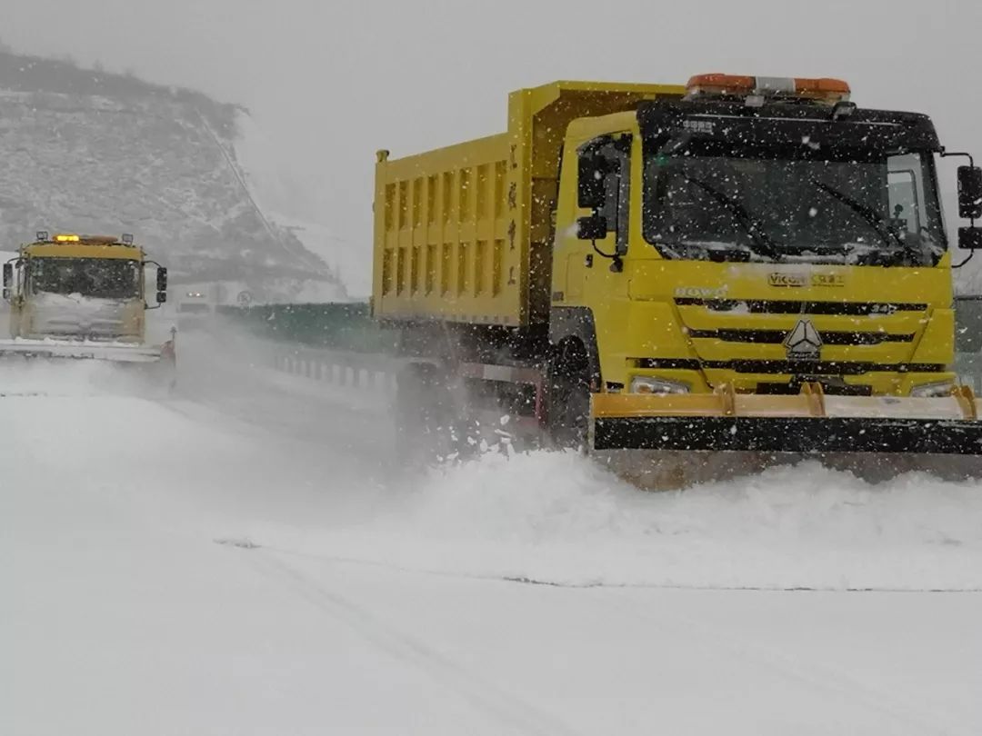 惊险宁夏牌照大货车翻车司机卡在沟中68固原暴雪黄色预警所有班次