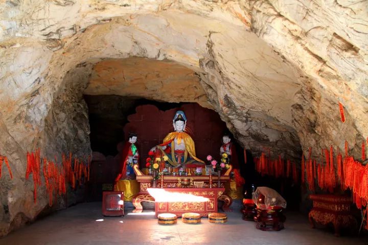 因洞前原有观音庵而得名;最大,最深的一个洞窟,是千灵山诸洞中观音