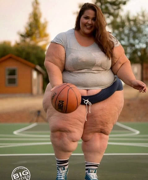 世界上最胖的模特,体重达到800斤,身形灵活还爱打篮球!