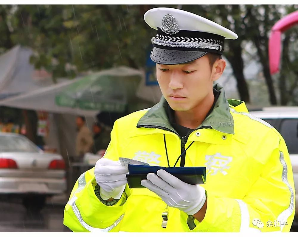 【一凡影像】 最美交警陳錳——雨中執勤