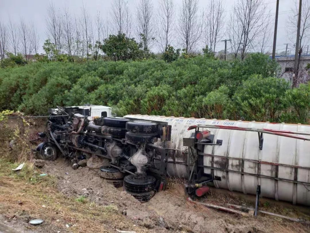 启东一辆危险品槽罐车发生车祸,一旦爆炸后果不堪设想!_交通拥堵