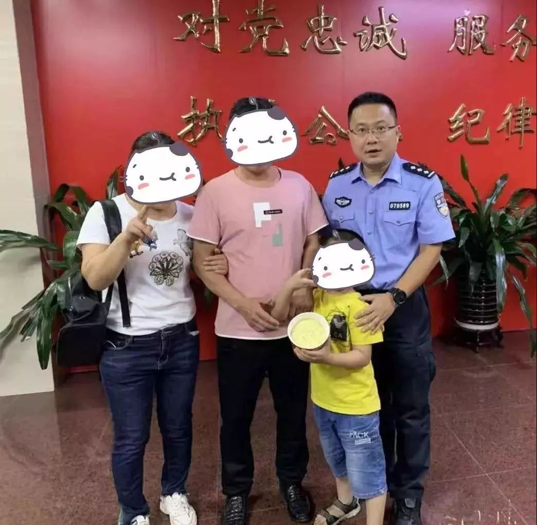 孩子天氣漸涼警察叔叔的手卻很暖帶你回家