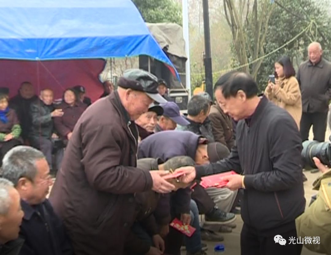 【头条】光山:百岁老人过生日,全村五保领红包!