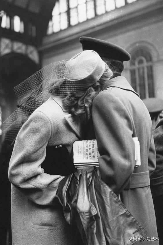1943年镜头下二战时期纽约的离别车站优雅妇女与士兵的吻别