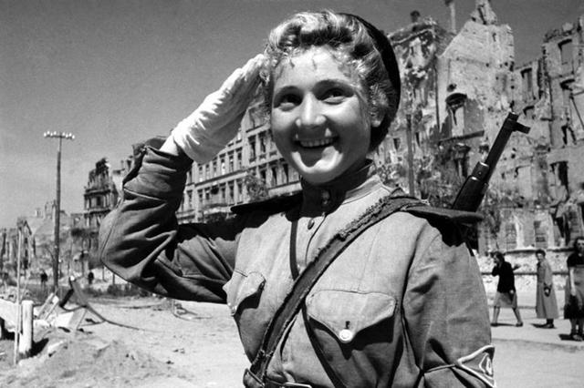 1/8图为二战时期,苏联的美女士兵,她的主要任务是交通指挥