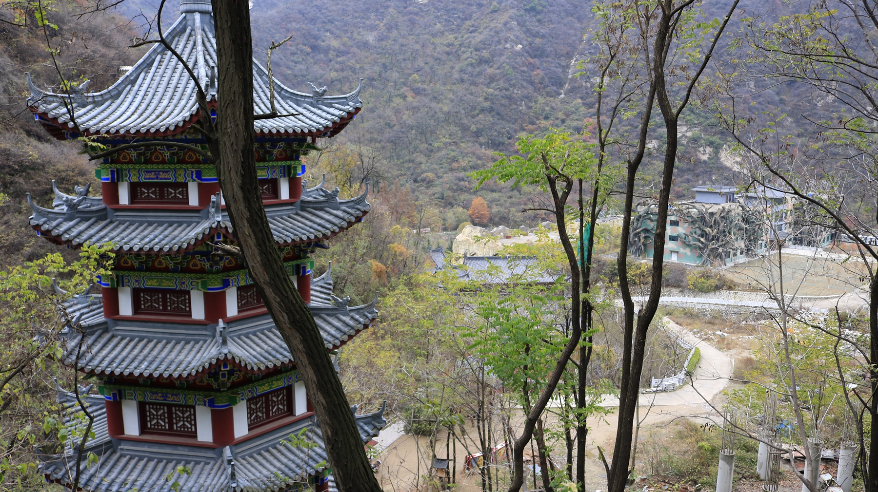 上山途中經過萬花山景區,淡季明顯冷清的多,門口的停車場空空蕩蕩