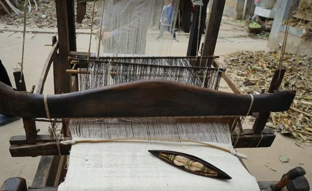 织布机织成的布样温学辉在去年还举办过一场老农耕器具展演,利用自己