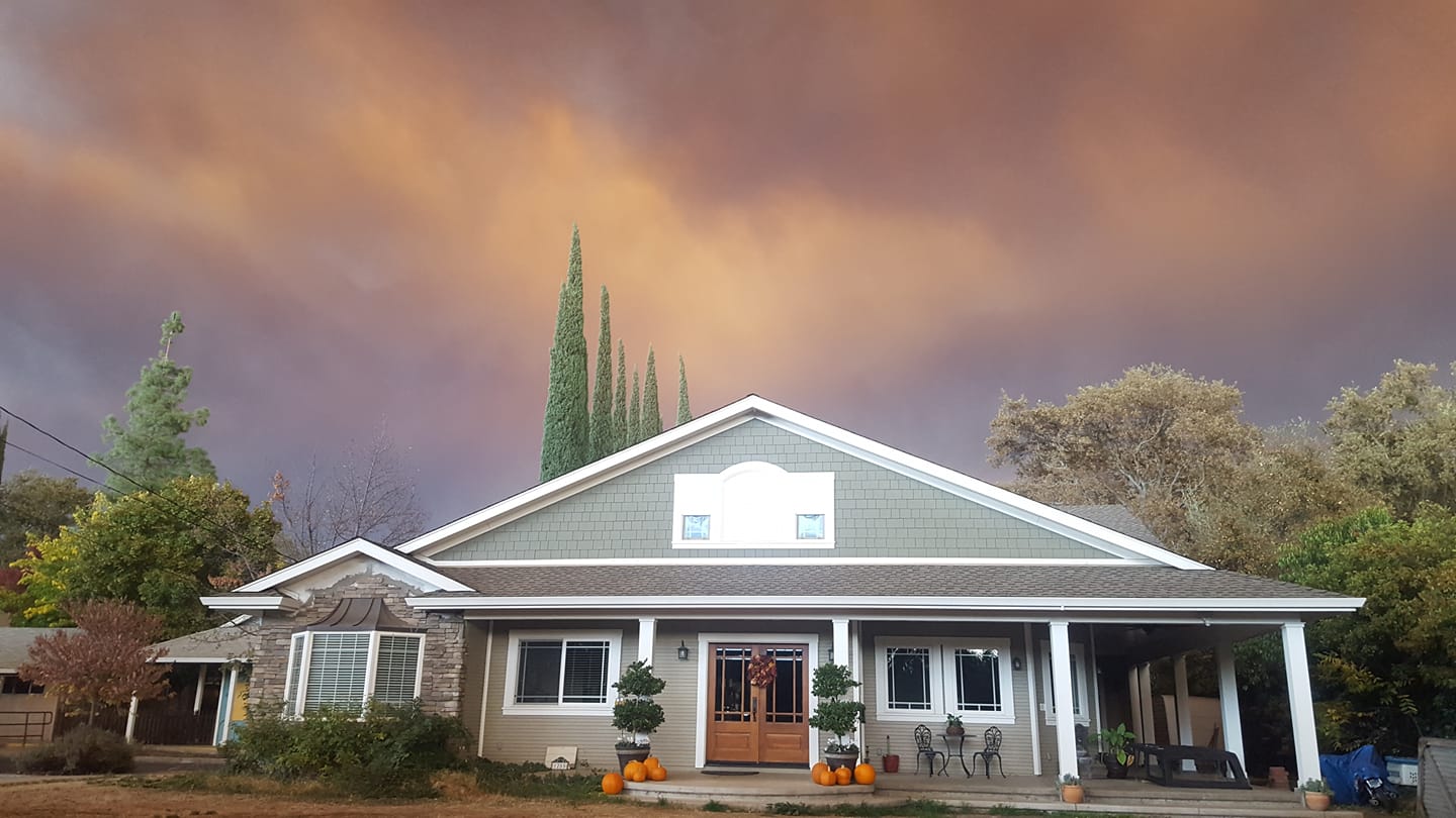 连线丨加州山火中的天堂镇居民:看着烟雾把天空慢慢染黑