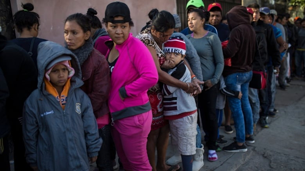 首批抵達美墨邊境移民等待申請庇護，婦女苦求特朗普「開門」 國際 第1張