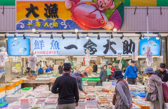 想要買到價格實惠又便宜的海鮮,建議大家可以在商家準備打烊的時間段