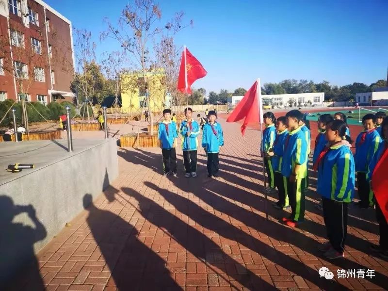 松山新区巧鸟九年义务教育学校松山新区育才学校我市初中建队仪式的