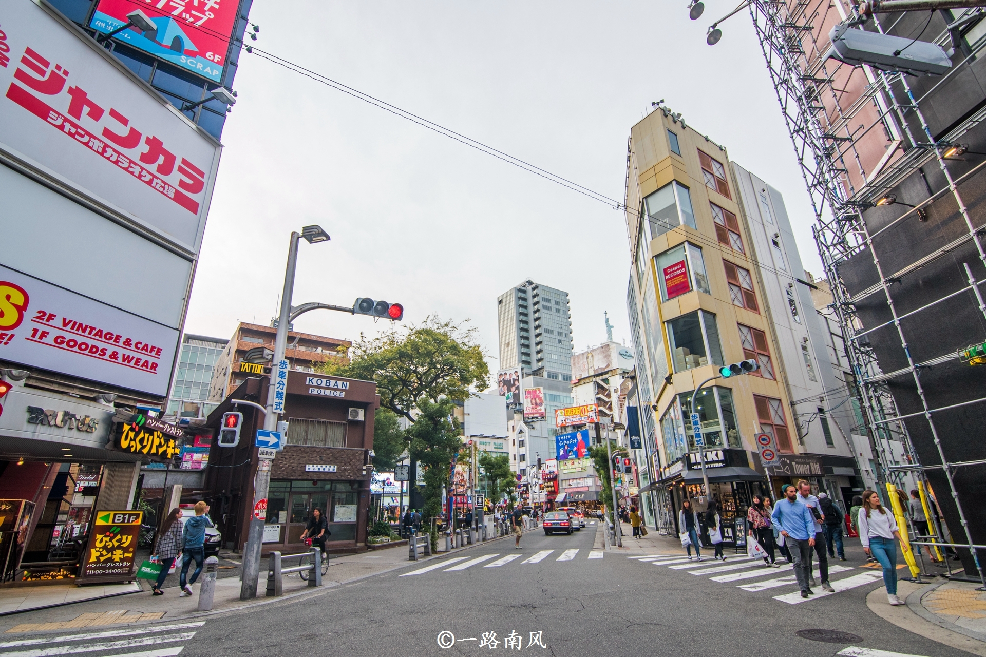 大阪美国村是一个处处散发出20世纪70年代美国街头气息的地方,窄窄的