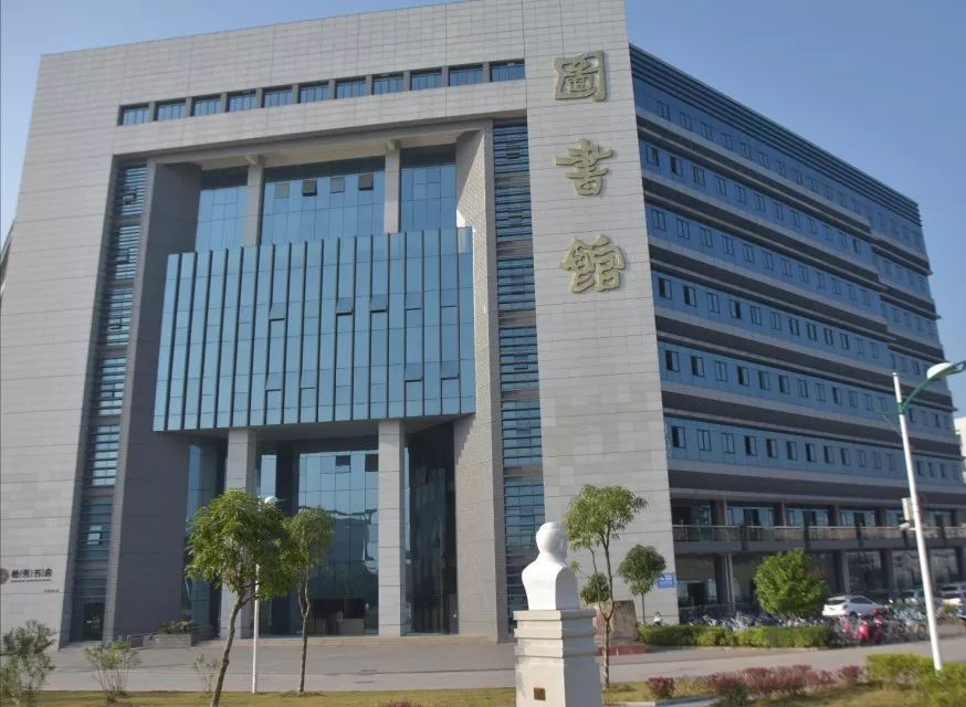 玉林师范学院图书馆分东馆和西馆,东馆建筑面积37126平方米,主要收藏