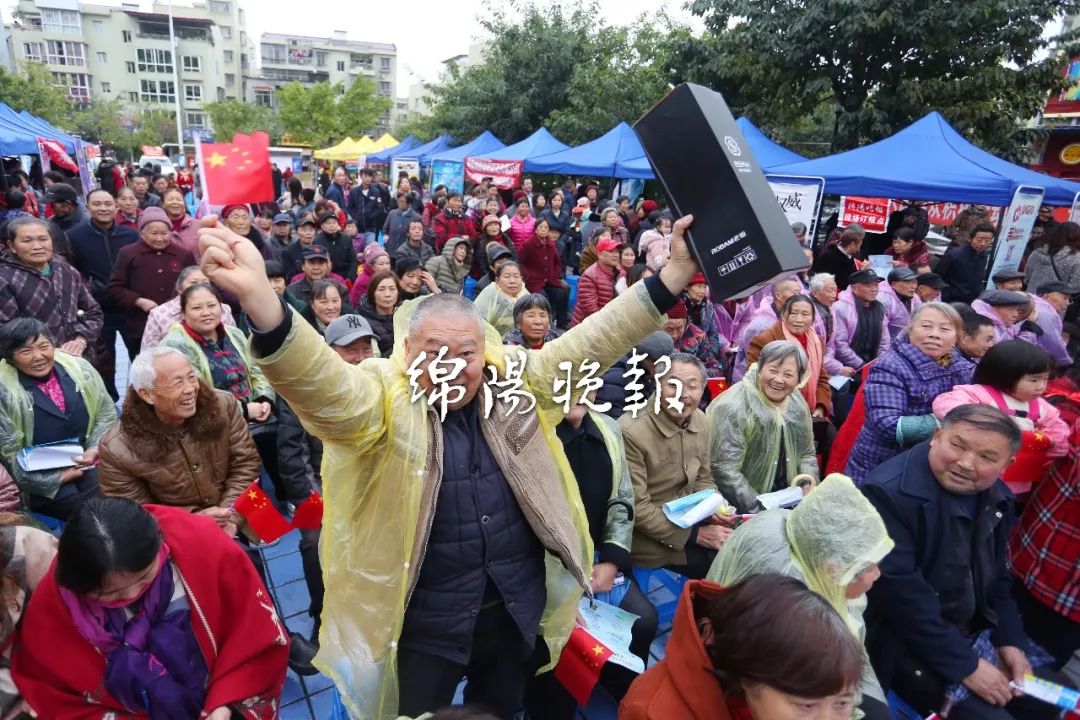 文 陳鼕鼕·圖編輯/陳亞妮值班主任/侯榮 值班編審/陳朝紅看錶演,拿