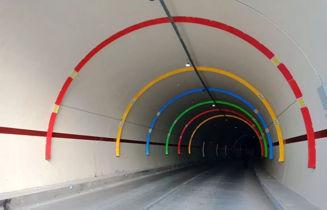 据介绍,公路隧道电光蓄能自发光应急诱导系统根据逆发光原理,通过在
