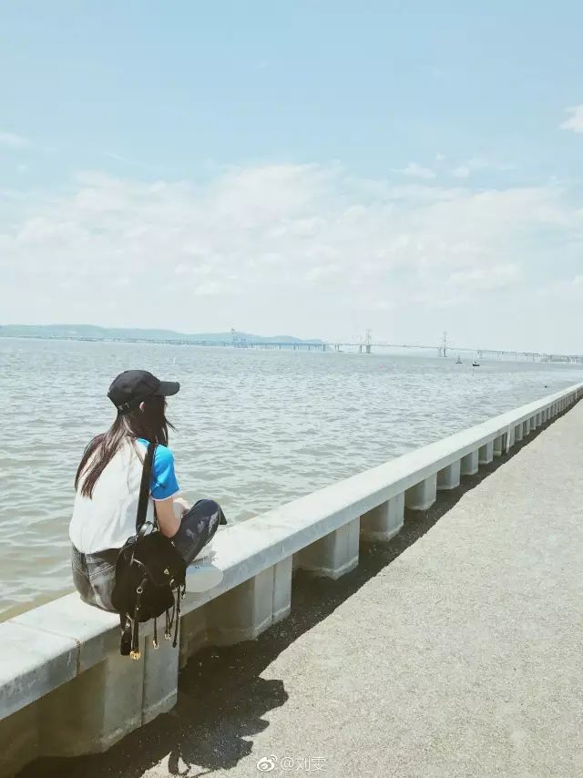 劉雯安安靜靜地望向遠方,瞬間成為詩一般的女子.