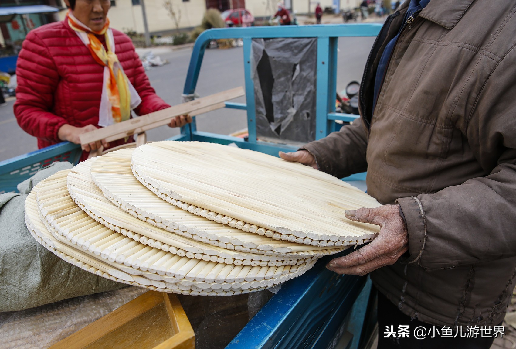 73歲農村大爺純手工製品暢銷,大爺說賣的多賺的少,3天掙100元_蓋墊