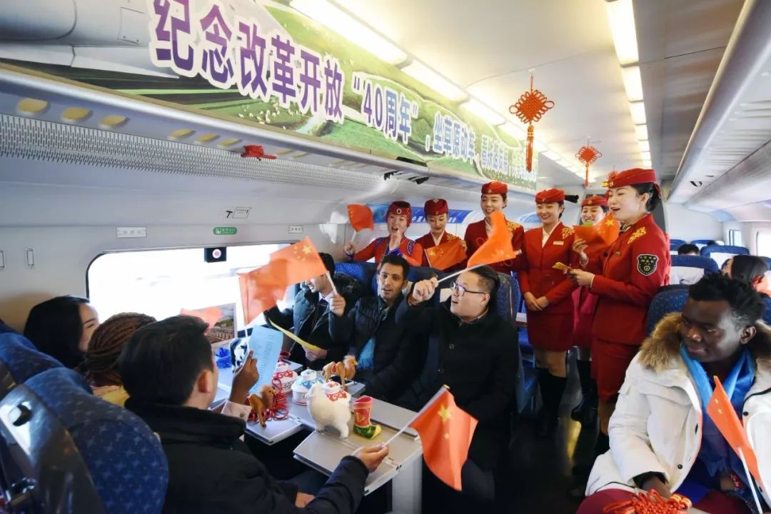留学生乘坐草原高铁兴奋地唱起我爱你中国