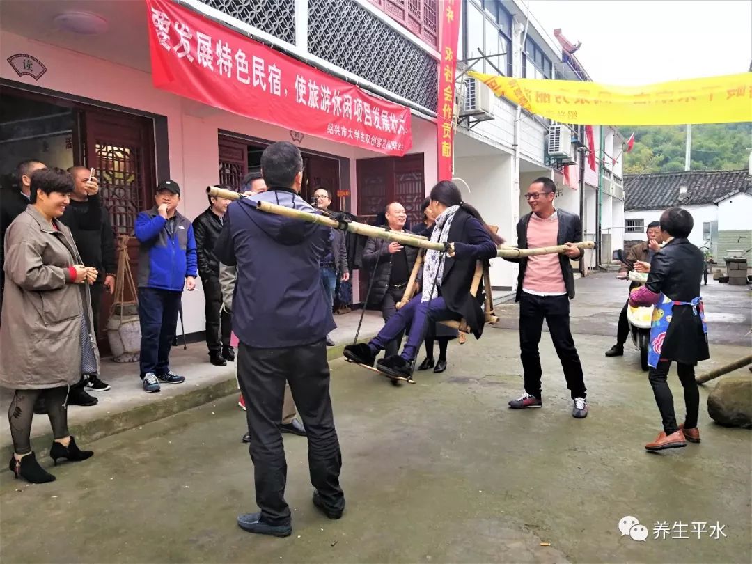 竹海女轿夫图片